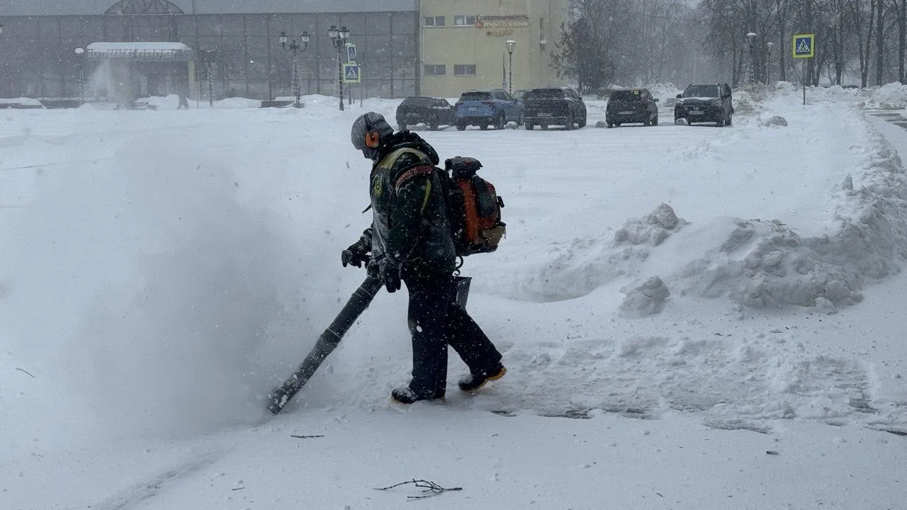 В Сергиевом Посаде убирают снег в усиленном режиме после снегопада