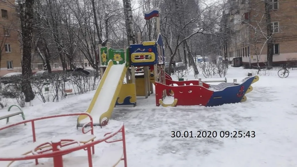 Детскую площадку на улице Мира в Балашихе очистили от снега и наледи