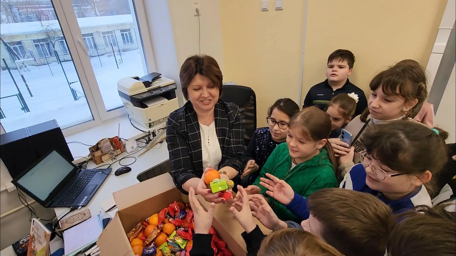 Все открытые школы и детсады Климовска получили сладкие подарки от Подмосковья