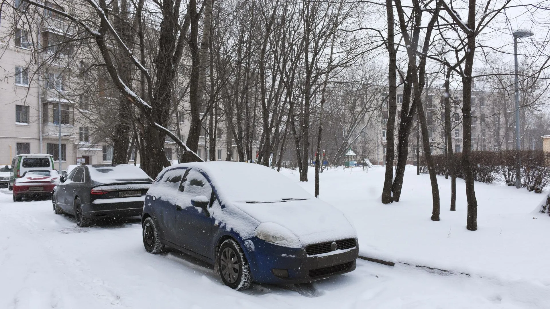 Брошенные во дворе на Октябрьском проспекте Подольска автомобили уберут к марту