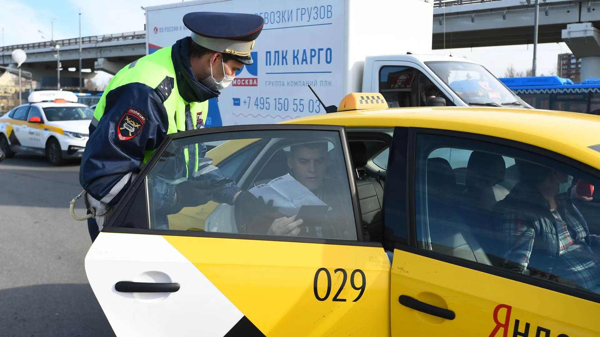 В Серпухове остановили такси, в котором перевозили наркотики