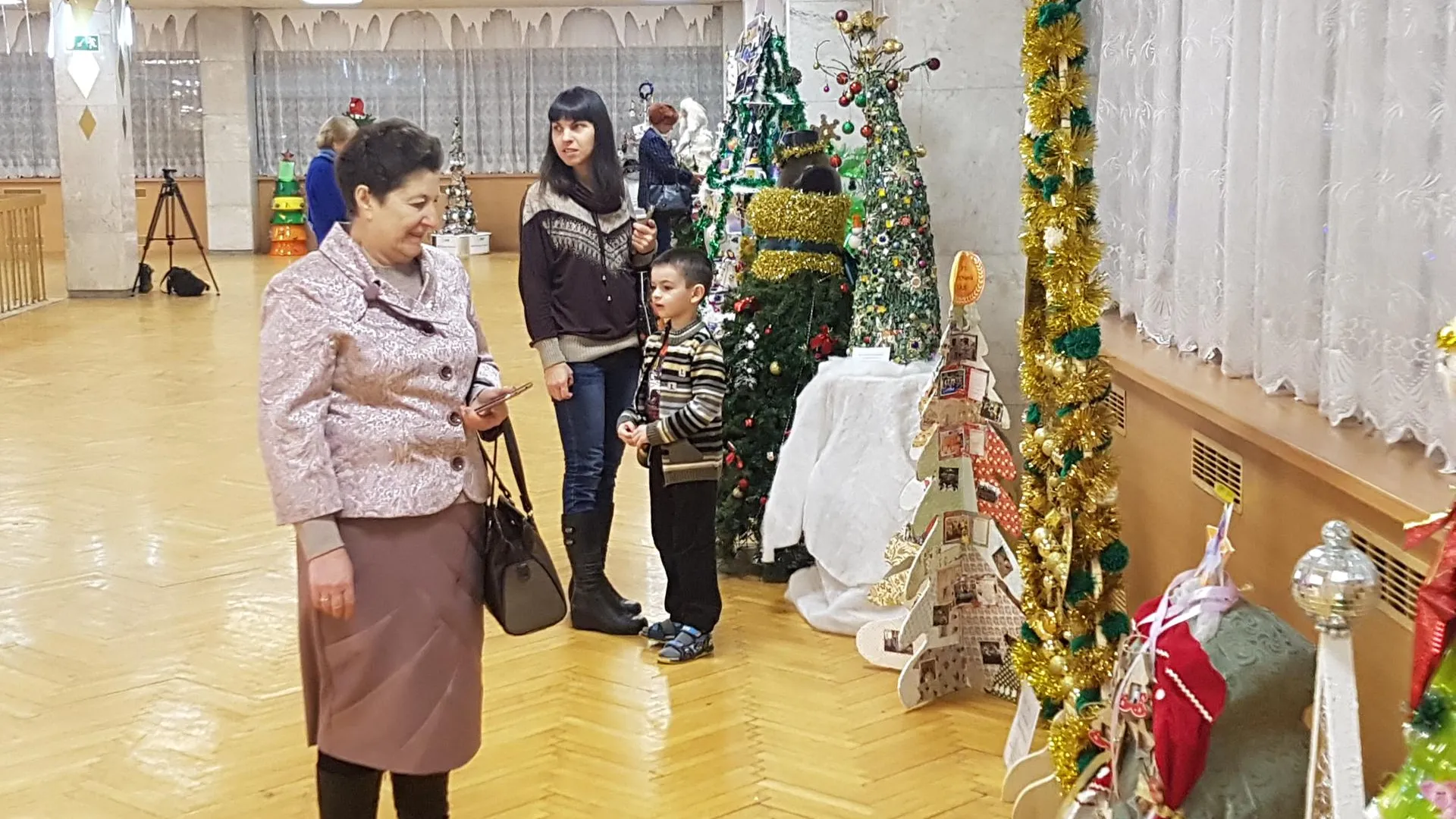 Выставку арт‑елок открыли во Дворце культуры Красногорска