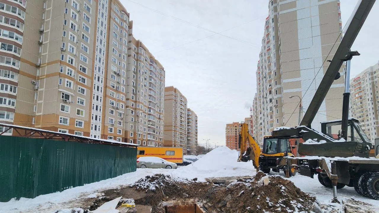 Аварийные службы устранили утечки на теплосетях в микрорайоне Красная горка