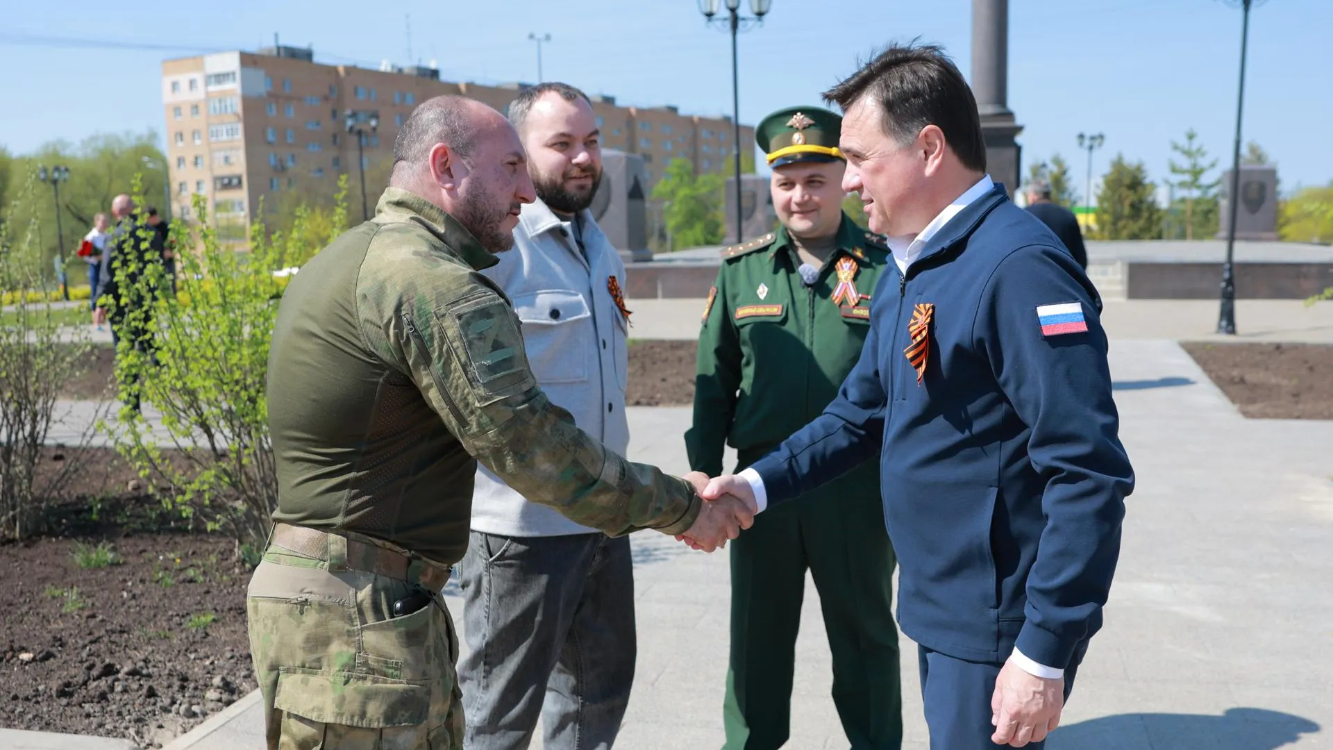Андрей Воробьев вместе с ветеранами СВО возложил цветы к стеле в Можайске