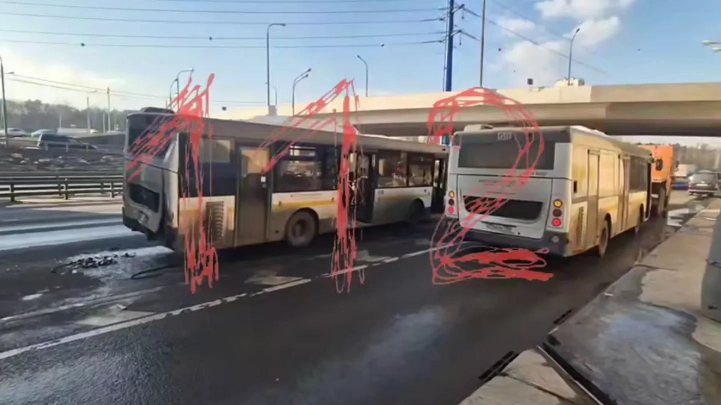 11 человек пострадали в аварии с двумя автобусами в Москве