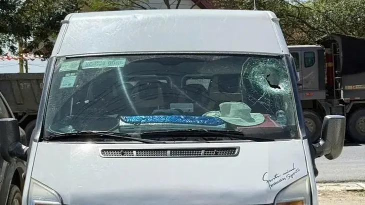 Камень пробил туристический автобус и убил россиянку во Вьетнаме