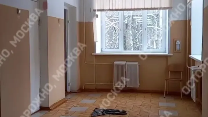 «Пахнет канализацией»: школу в Сергиевом Посаде затопило из-за прорыва батареи