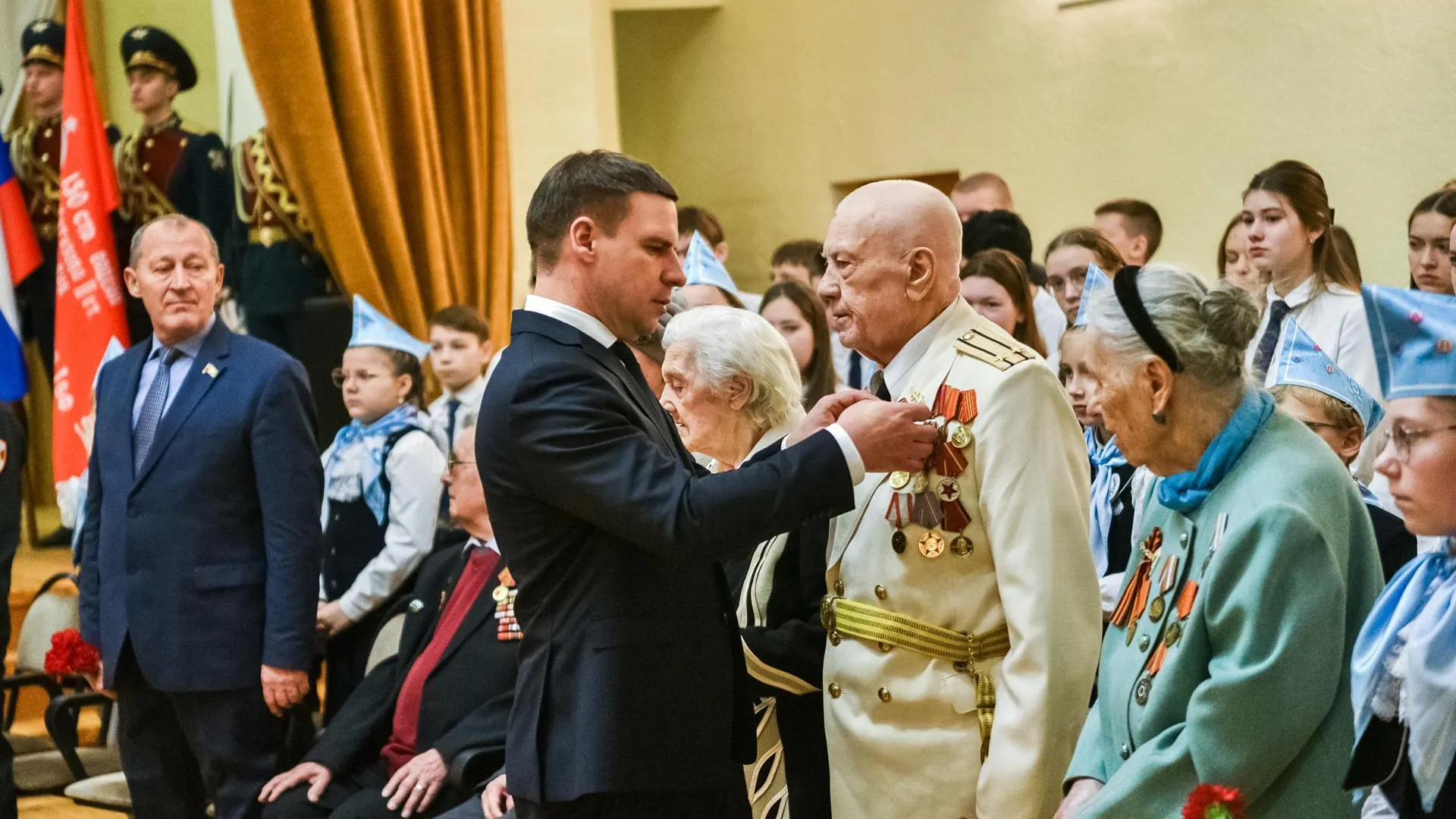 В Балашихе наградили ветеранов и тружеников тыла медалями «80 лет Победы в ВОВ»