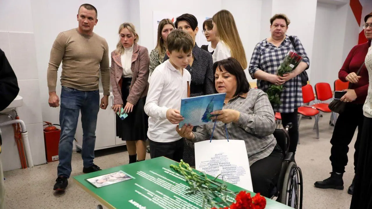 В школе Серпухова появилась парта героя