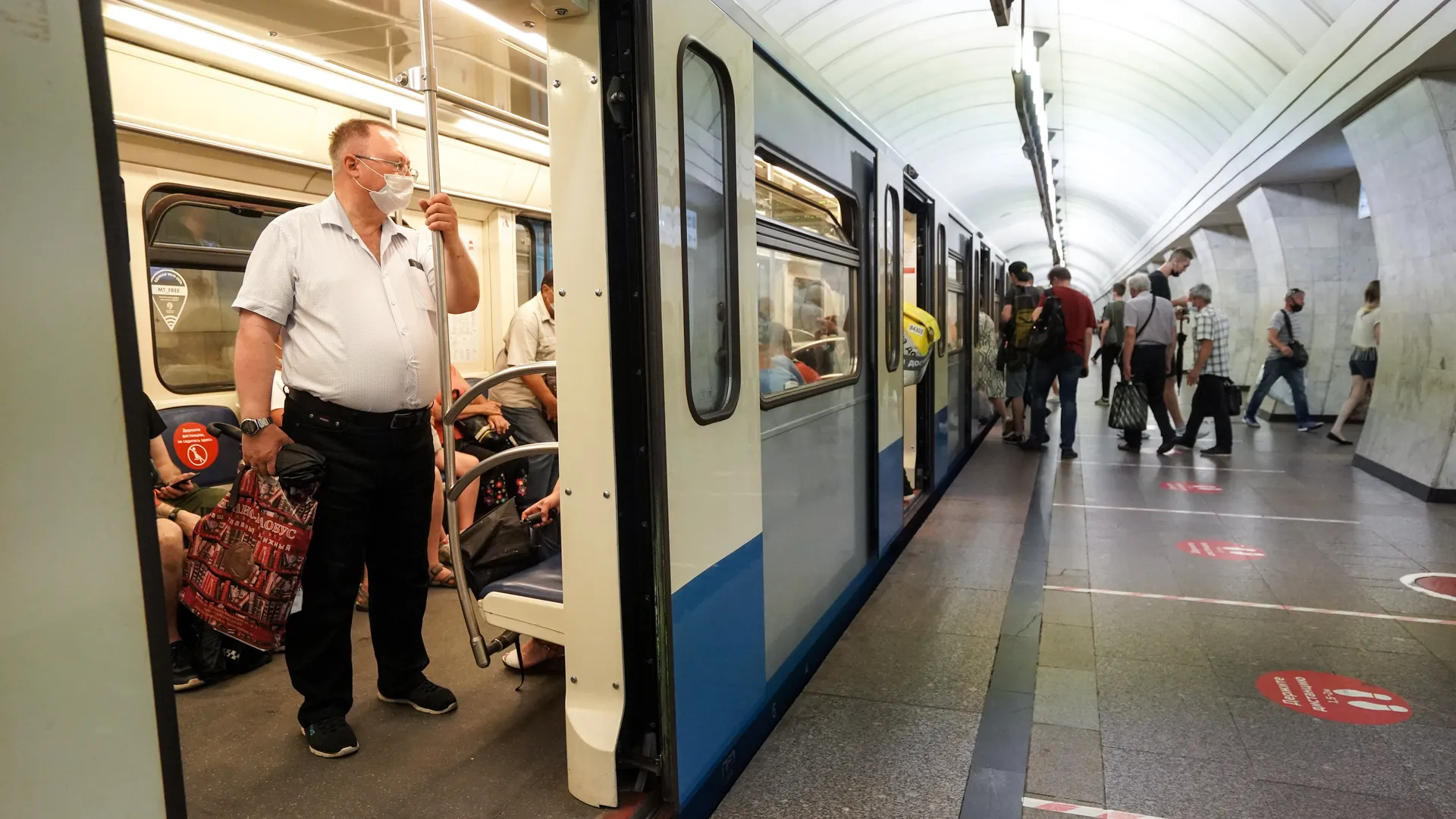Поезда снова курсируют по графику по «оранжевой» линии метро после сбоя