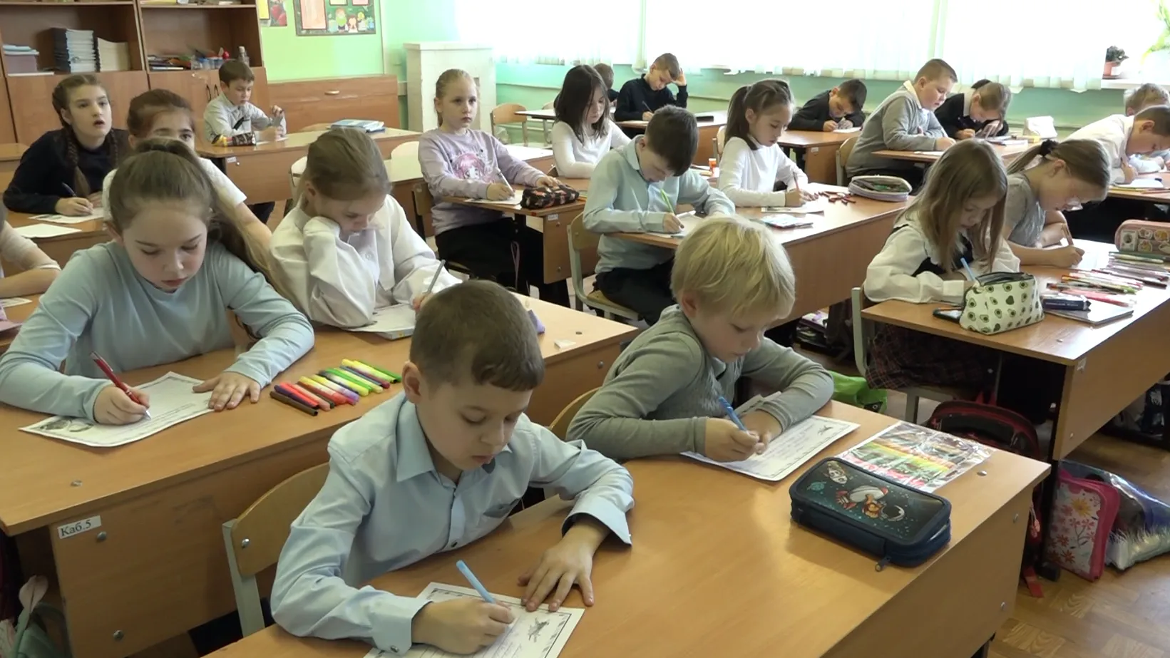 Ученики школы № 7 в Дубне написали более трехсот писем для бойцов СВО