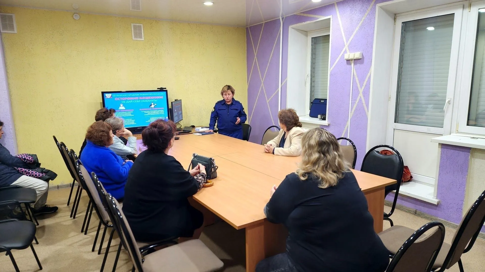В Щелкове помощник прокурора рассказал опекунам, как мошенники вербуют детей по телефону и в интернете
