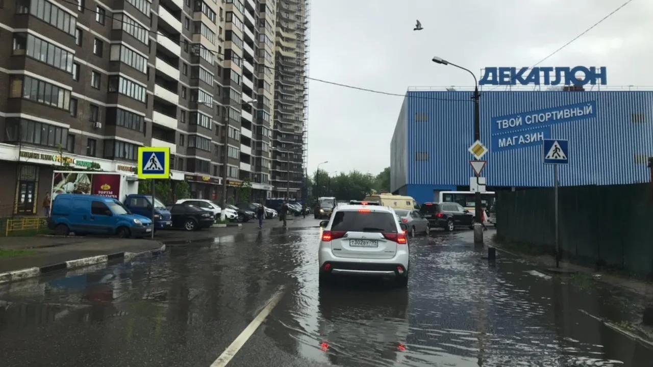 Пешеходный переход затопило в Балашихе из‑за ливня