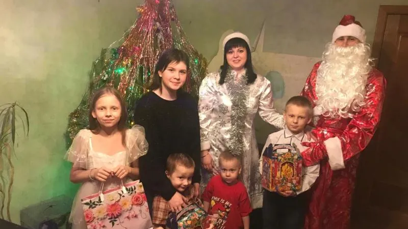 Полицейские Балашихи посетили детей из многодетных семей и вручили им новогодние подарки