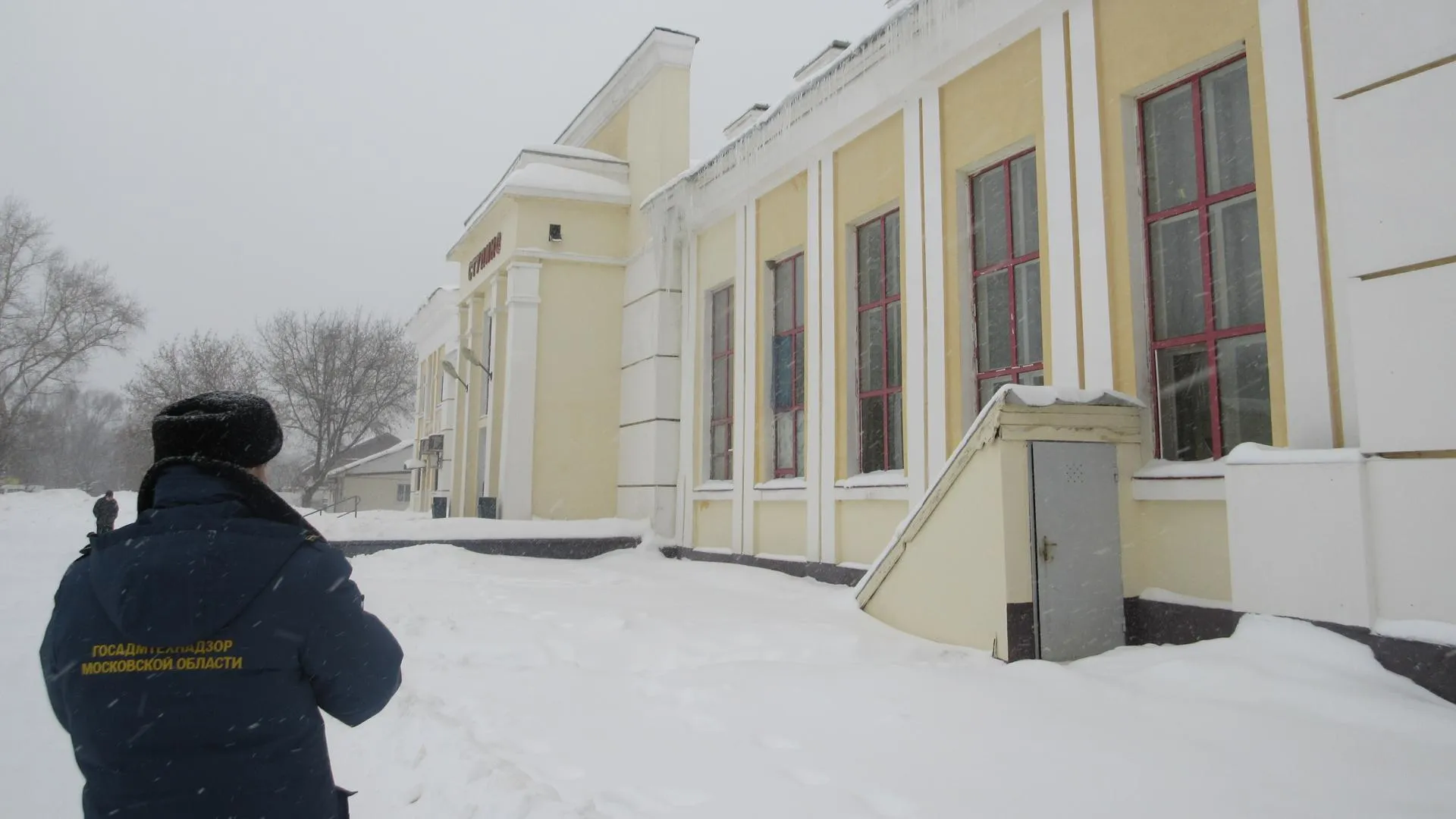 Более 90 кровель соцучреждений очистили от снега в Подмосковье за неделю