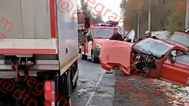 Иномарка влетела в столб в Подмосковье