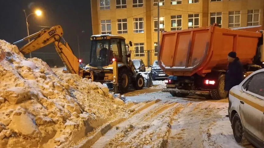 Коммунальщики продолжат вывозить снег из микрорайона Кузнечики Подольска 11 января