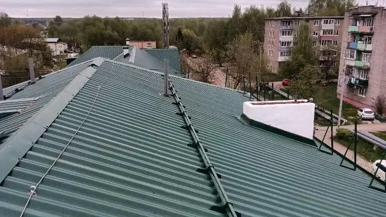 В Ногинске Подмосковья отремонтируют крышу дома 1960 года