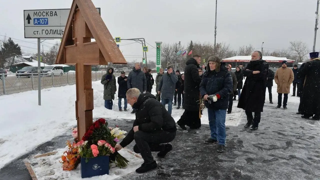 Поклонный крест освятили на месте гибели российской журналистки Дарьи Дугиной