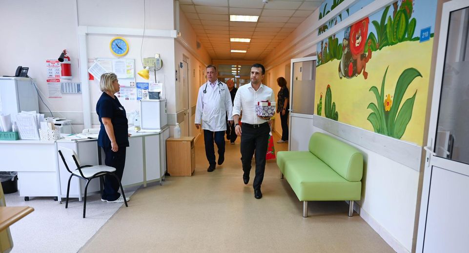 Глава Ленинского округа навестил пострадавших от насилия детей