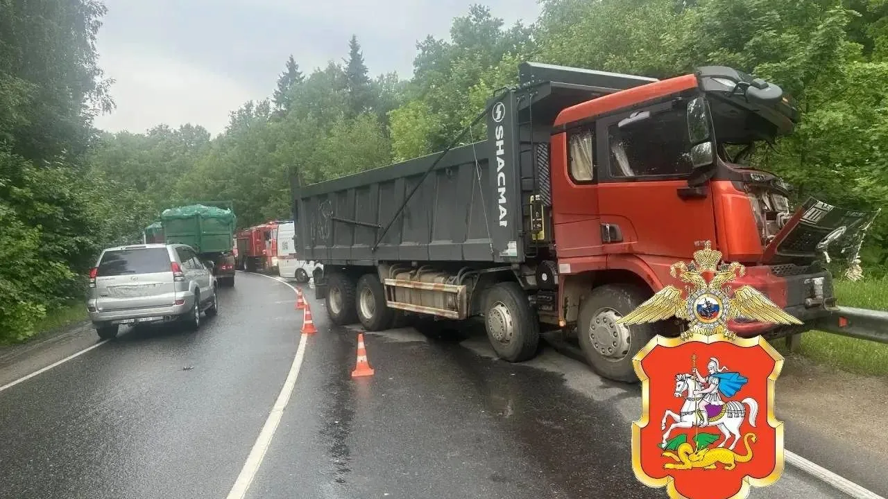 Человек погиб при столкновении грузовика с маршруткой в Подмосковье