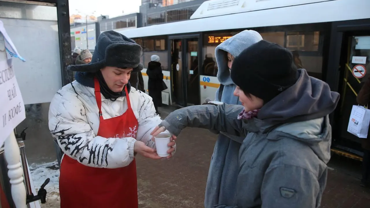 В Долгопрудном местный перевозчик согревал пассажиров бесплатным горячим чаем и выпечкой