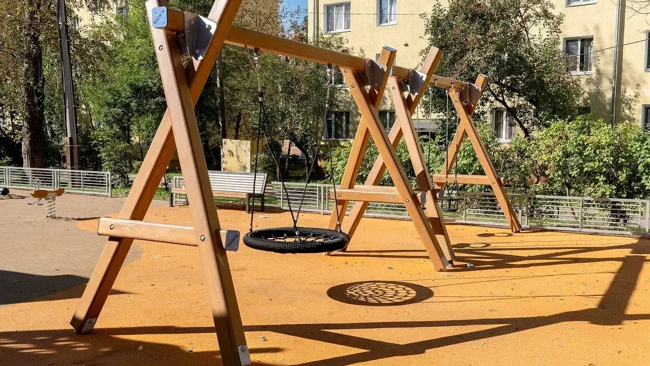 Детские площадки обновили в деревнях Подольска