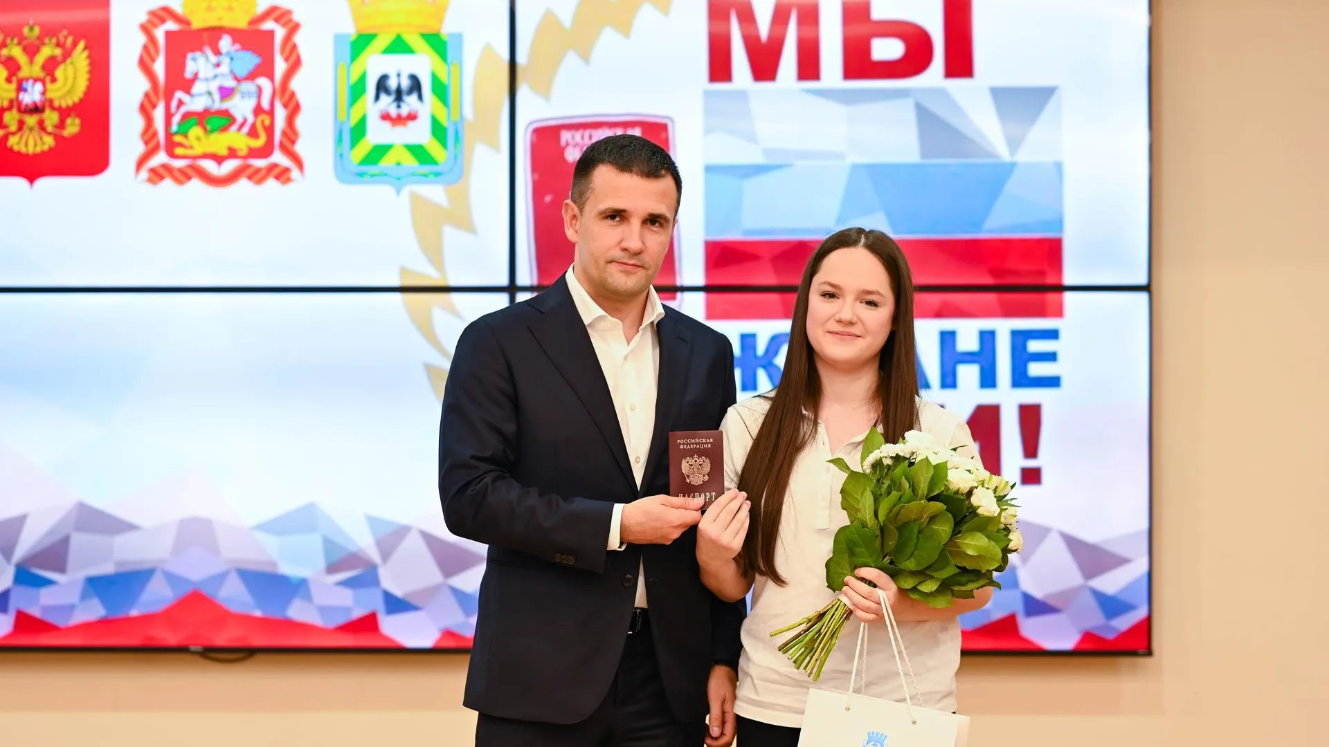 9 юных жителей Ленинского округа получили свои первые паспорта