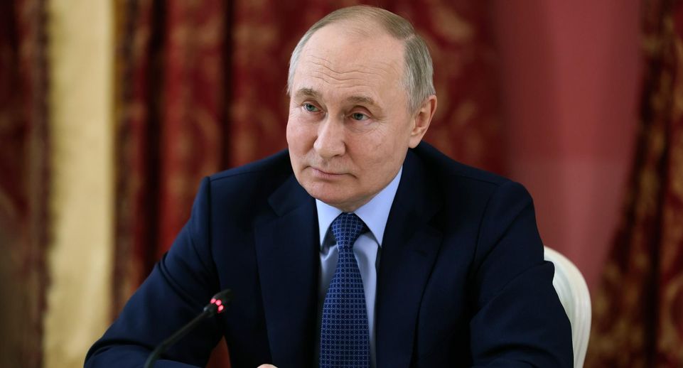 Путин поделился, что смог избежать ношения очков