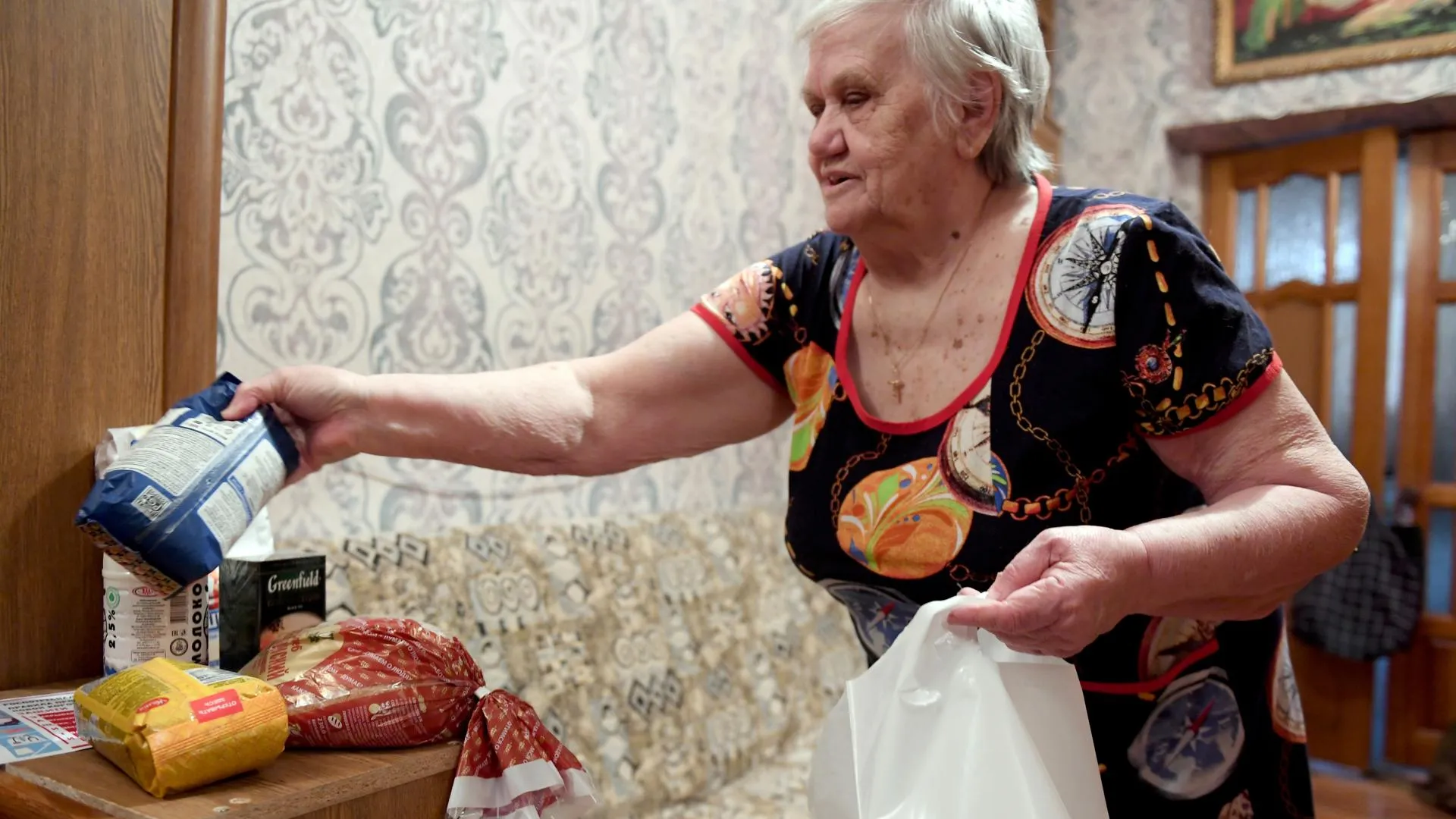 Депутат Мособлдумы привез наборы с продуктами пенсионерам и многодетным семьям Балашихи