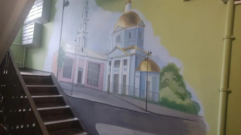 Рисунок Введенской церкви появился в подъезде каширского дома после ремонта