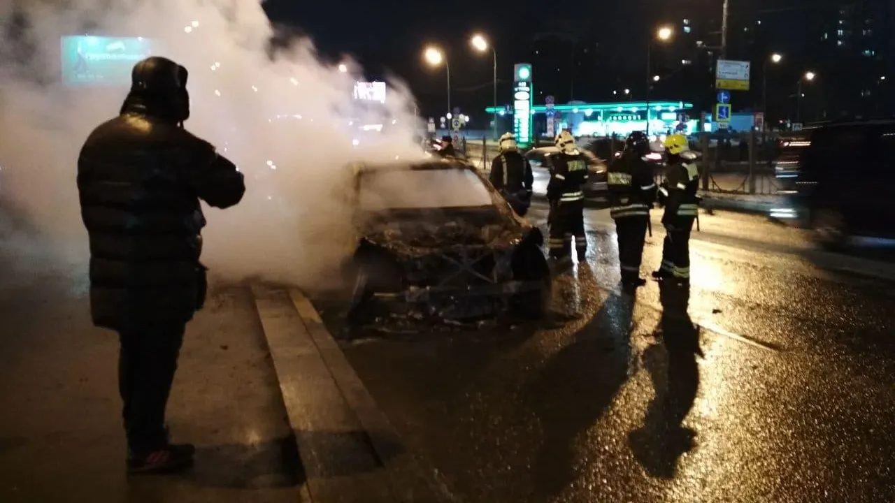 Машина загорелась в районе станции метро «Кунцевская»