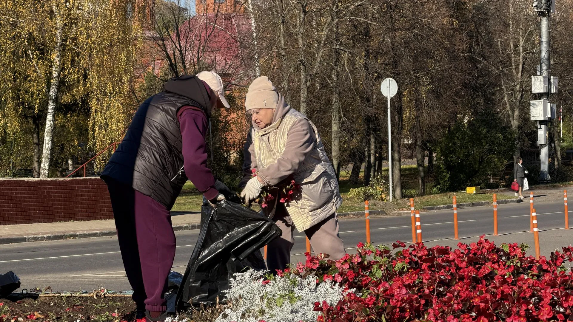 В Дзержинском завершают подготовку городских клумб к зиме