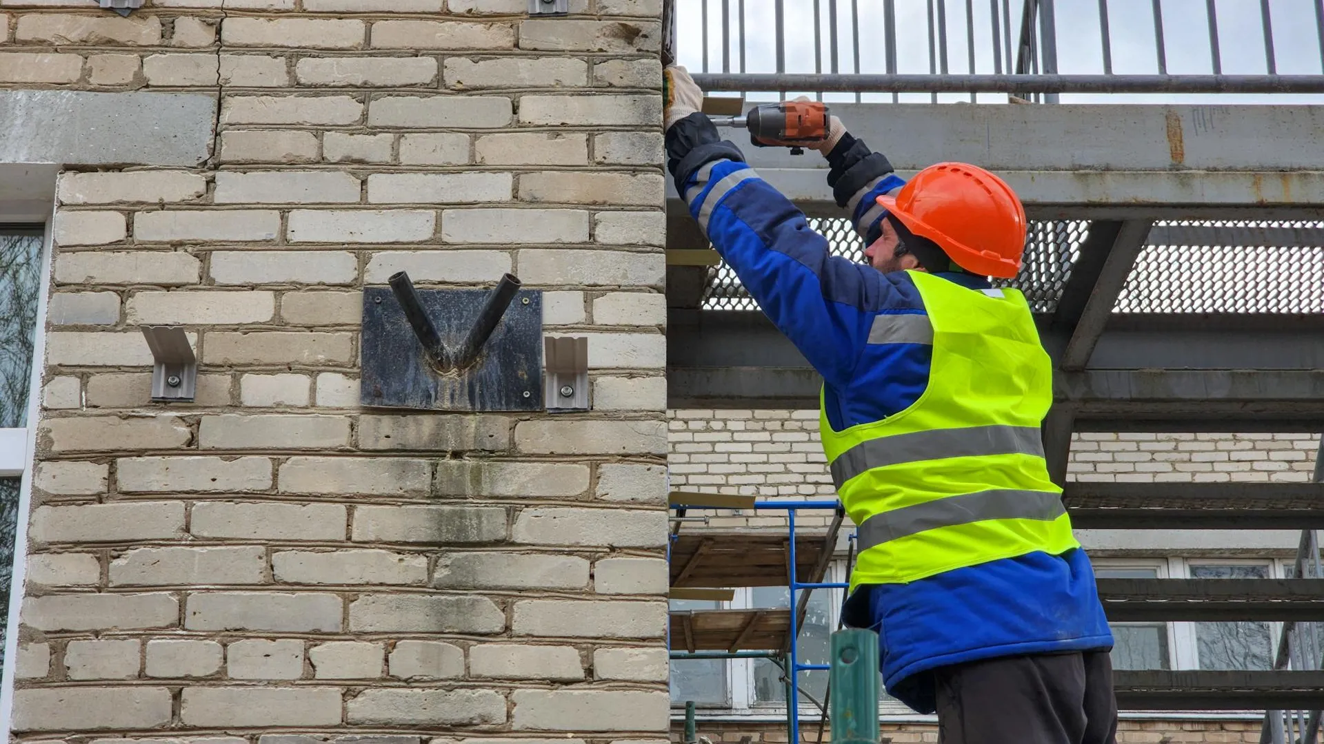 В детском саду в Подольске утепляют фасад и возводят новые стены