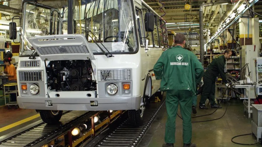 Всех отправили в отпуск: завод легендарных автобусов ПАЗ временно закрылся