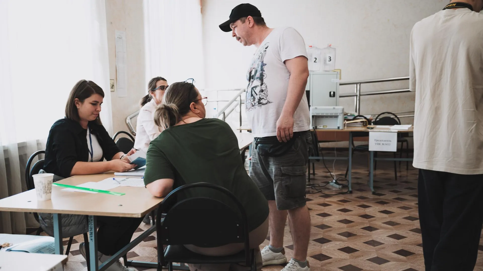 Депутат Госдумы посетил избирательные участки в ДК им Чкалова в Щелкове