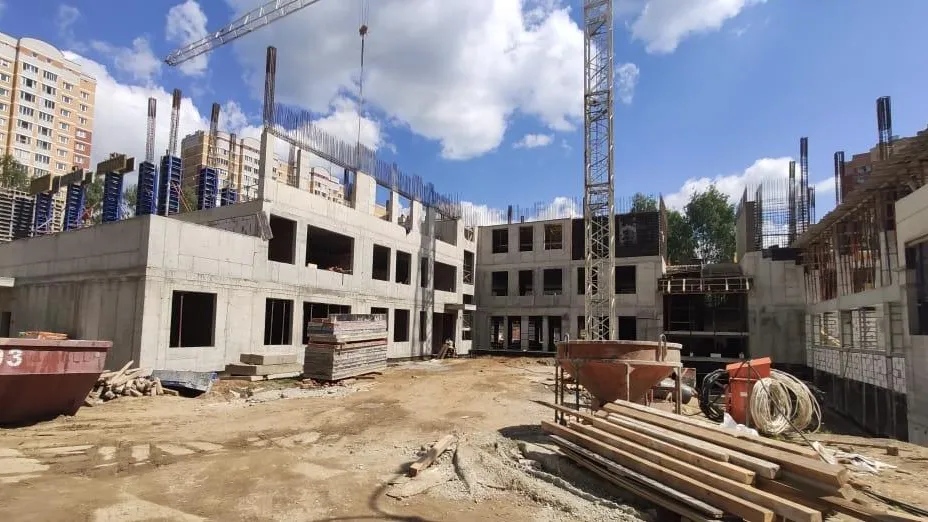 Территорию благоустраивают в ходе строительства пристройки к школе в Балашихе
