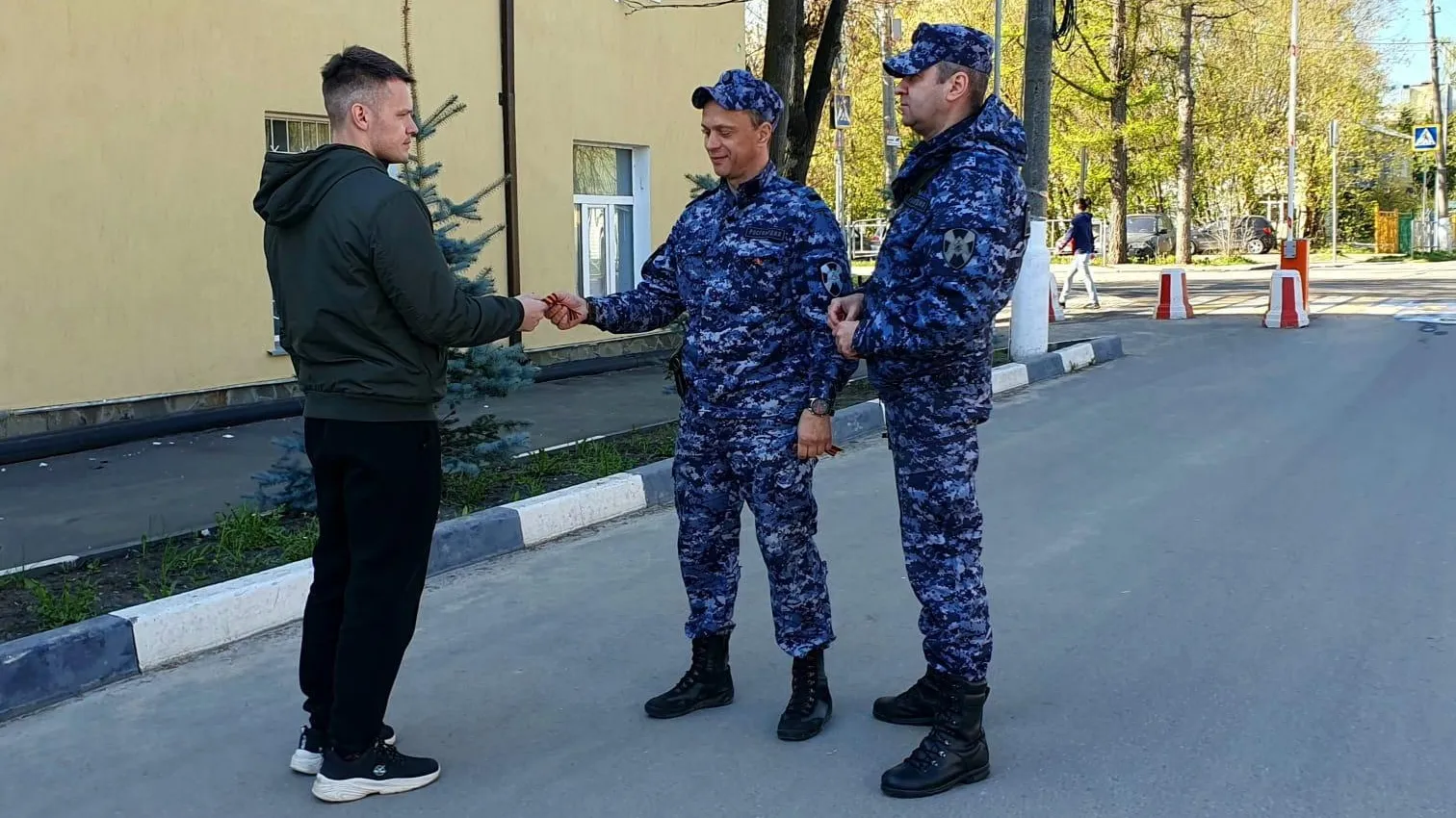 Всероссийскую акцию «Георгиевская ленточка» поддержали росгвардейцы Подмосковья
