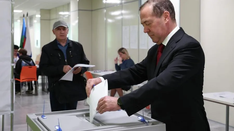Медведев проголосовал на выборах в первый день