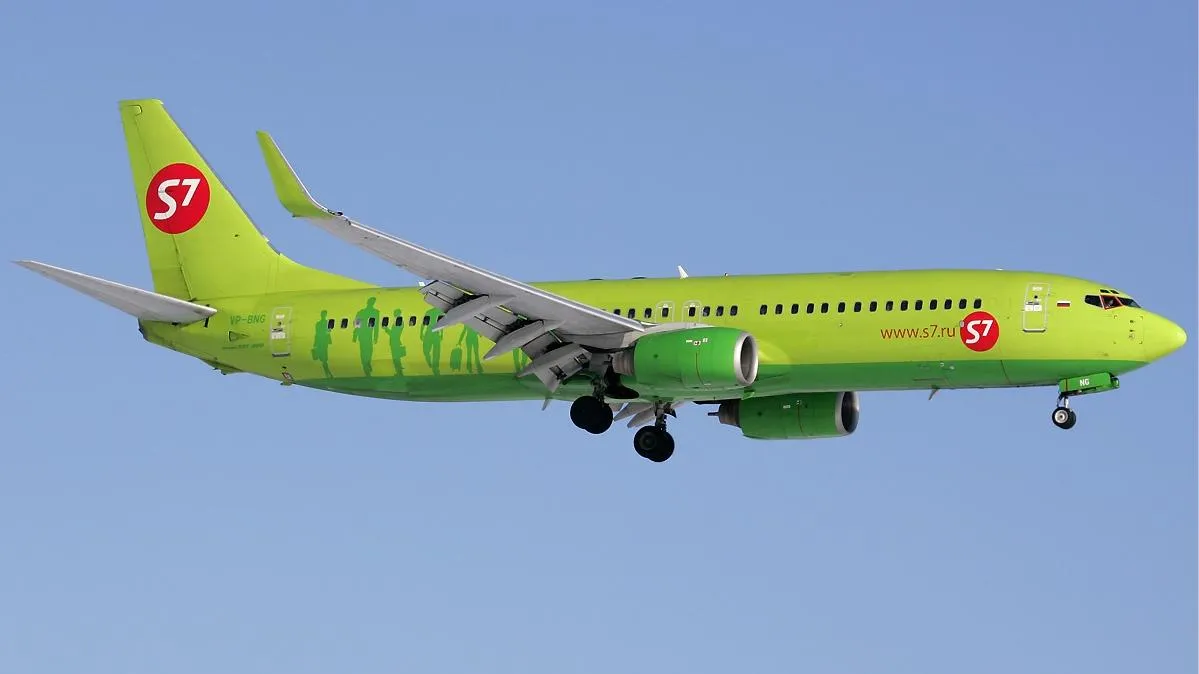 Самолет Boeing 737 возвращается в аэропорт Новосибирска из-за неполадок