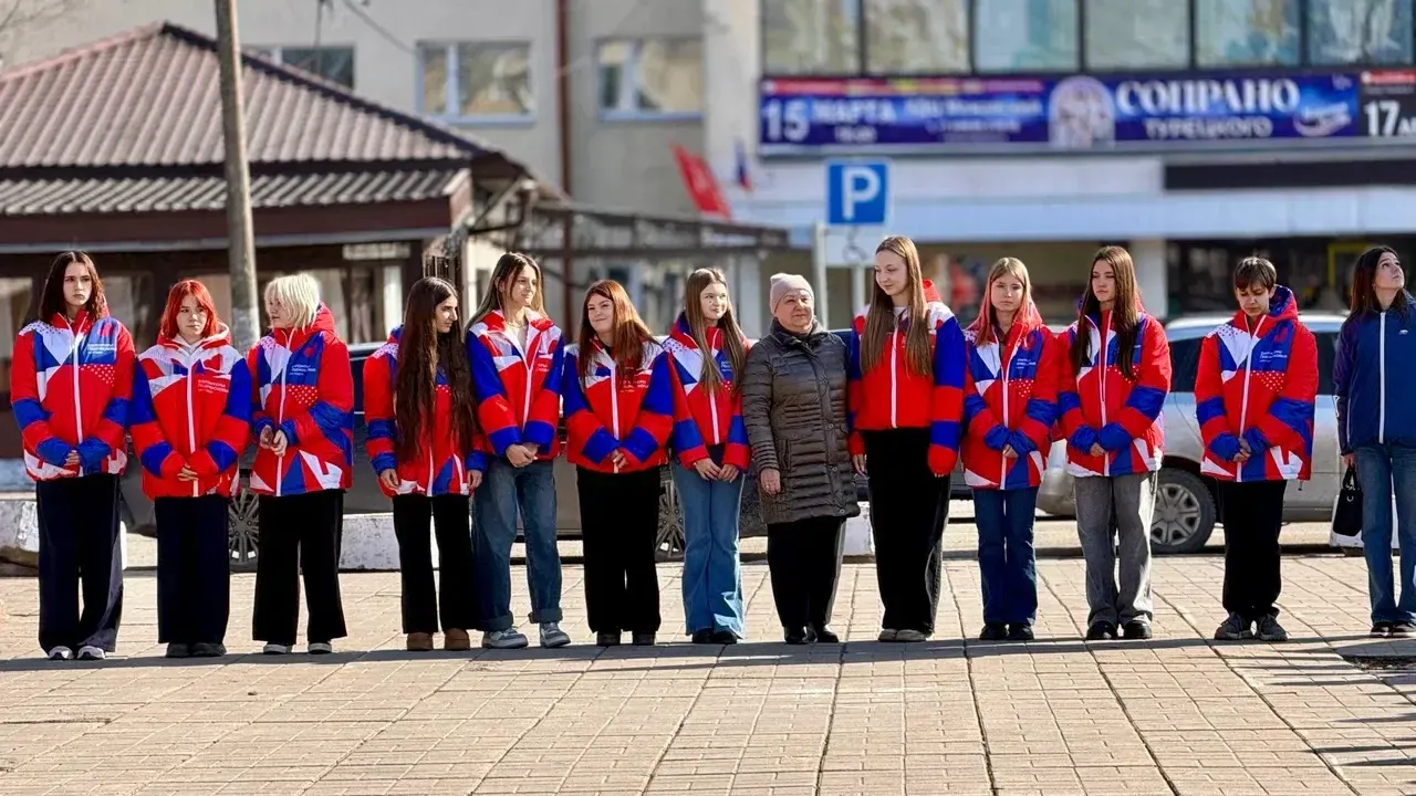 В Можайском округе развернули 14-метровый триколор 18 марта