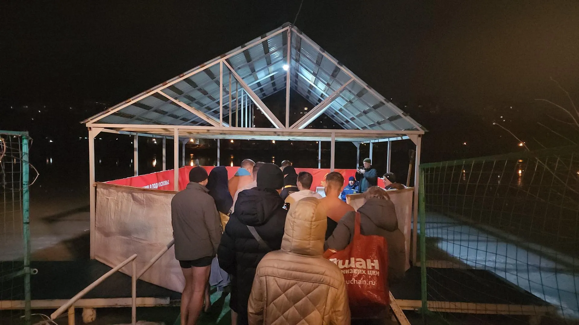 В Балашихе к полуночи более 300 человек искупались в крещенской иордани