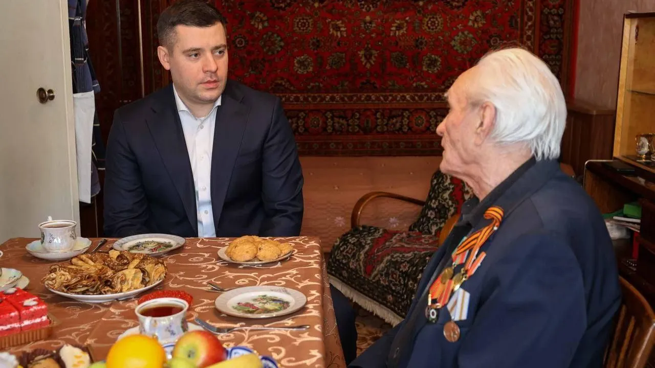 Глава Подольска вручил медаль ветерану ВОВ Борису Белому к 80-летию Победы
