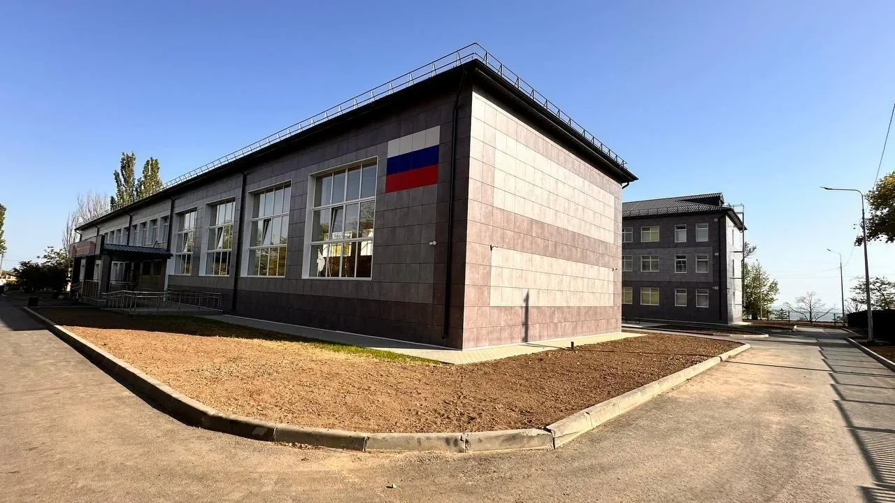 Подмосковные специалисты восстановили Новоазовскую общеобразовательную школу № 1