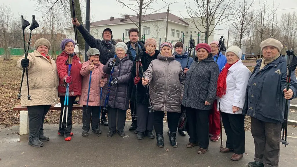 Предприниматель организовал для ветеранов Подольска занятия скандинавской ходьбой