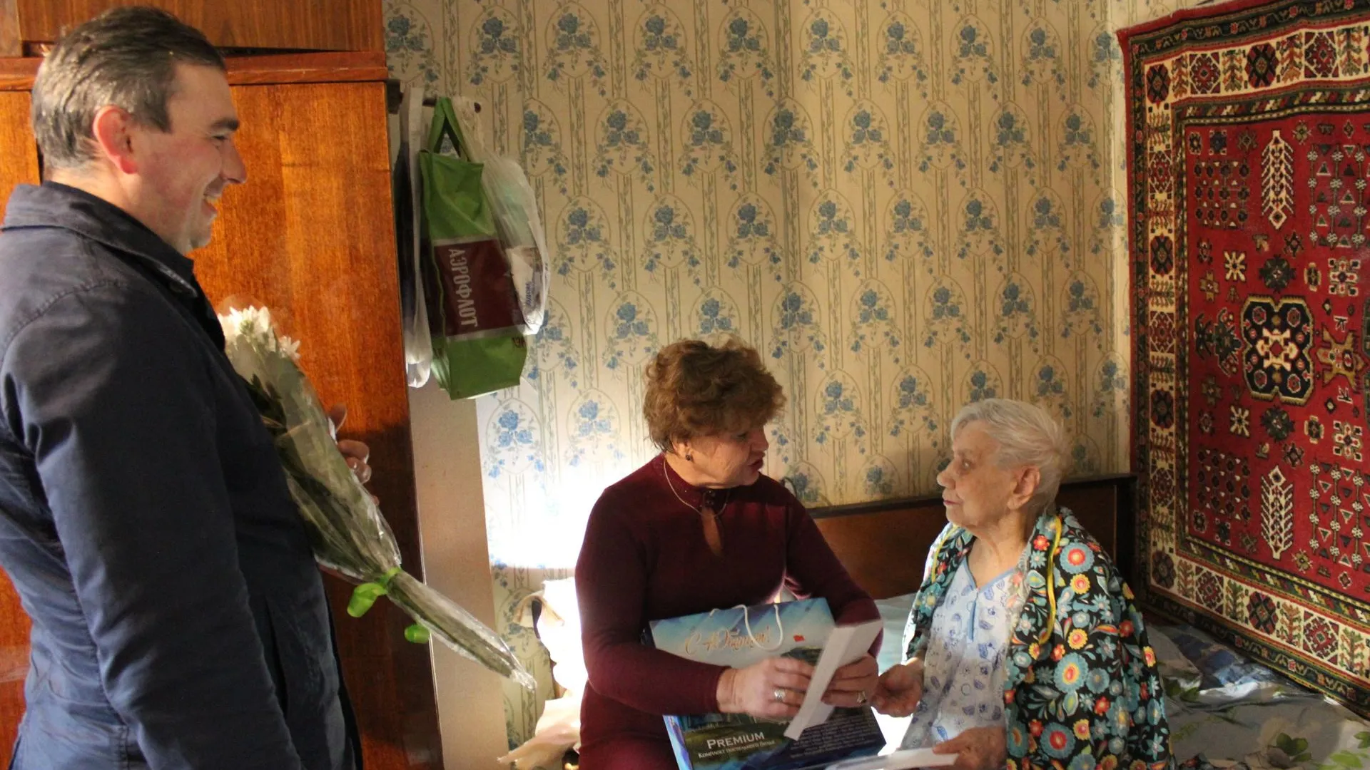 Труженицу тыла из микрорайона Подольска поздравили с 90‑летием