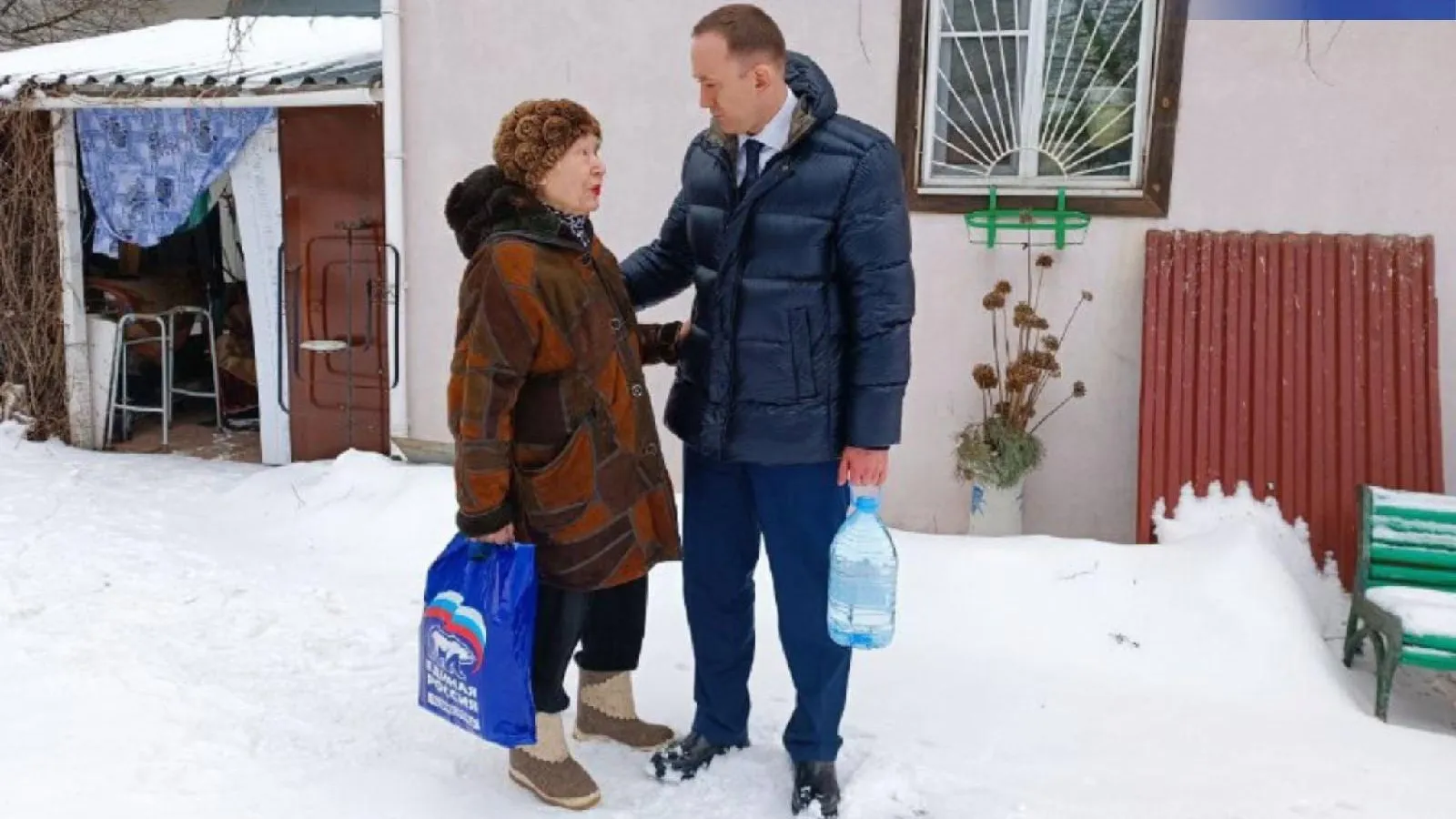 Химкинский депутат передал подарки ветерану‑блокаднику