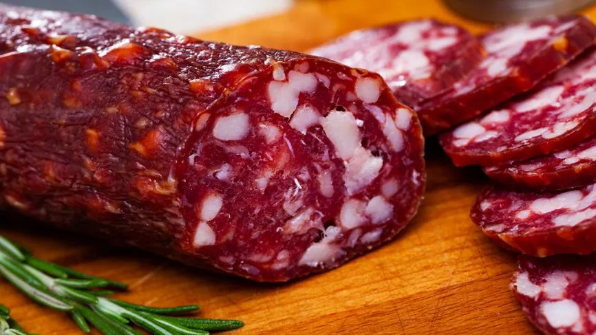 Не восстановится организм: почему нельзя есть сладкое и колбасу перед сном