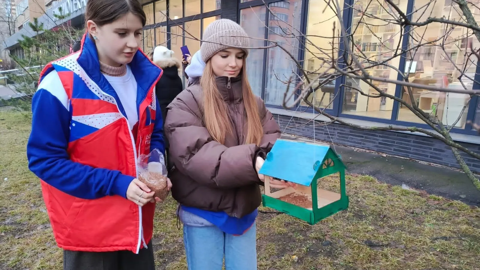 Участники эколагеря в Балашихе смастерили кормушки для птиц
