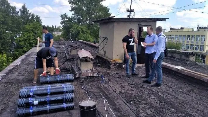 В Чехове приступили к ремонту кровли жилого дома по требованию Госжилинспекции